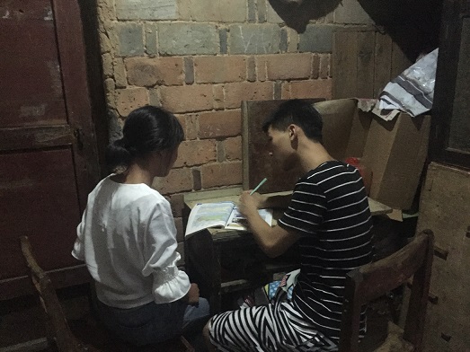 1555058420097062555.jpg 朱毅到帮扶学生家里辅导.jpg